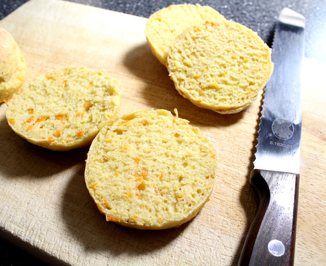 Oppskrift Hjemmebakte Rundstykker Burgerbrød Havrerundstykker Gulrotbrød
